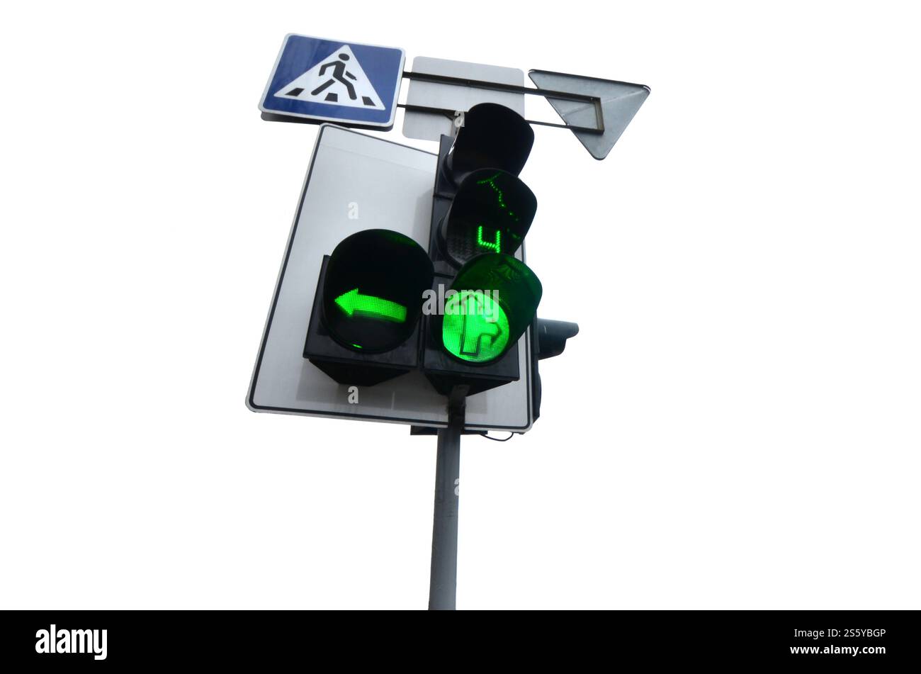 Ampeln mit grünem Licht isoliert auf weiß. Optisches Gerät, das Lichtsignale liefert, die die Bewegung des Straßenverkehrs regeln. Stockfoto
