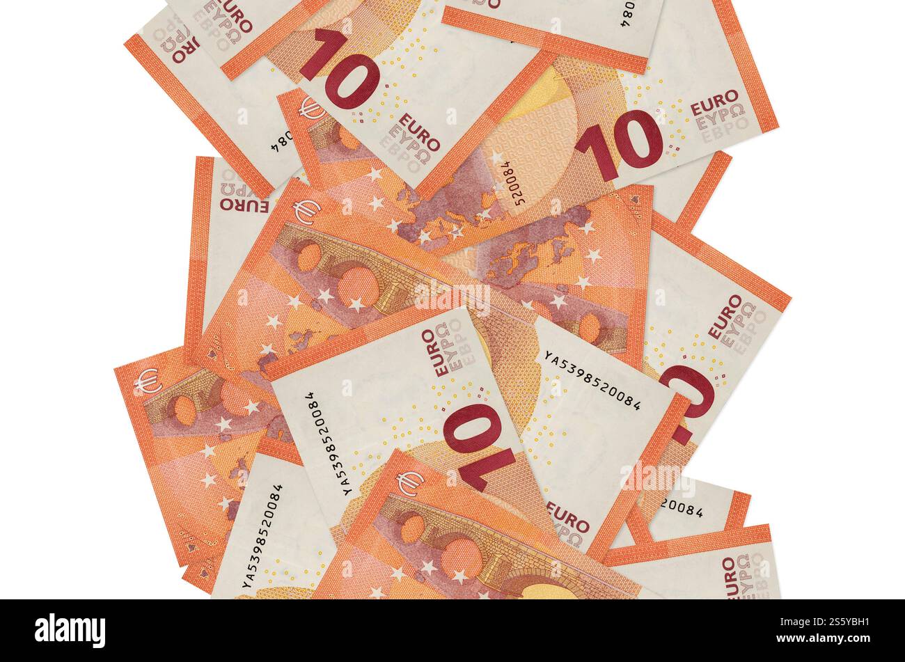 10-Euro-Scheine fliegen isoliert auf weiß herunter. Viele Banknoten fallen mit weißem Kopierraum auf der linken und rechten Seite. 10-Euro-Scheine fliegen isoliert herunter Stockfoto