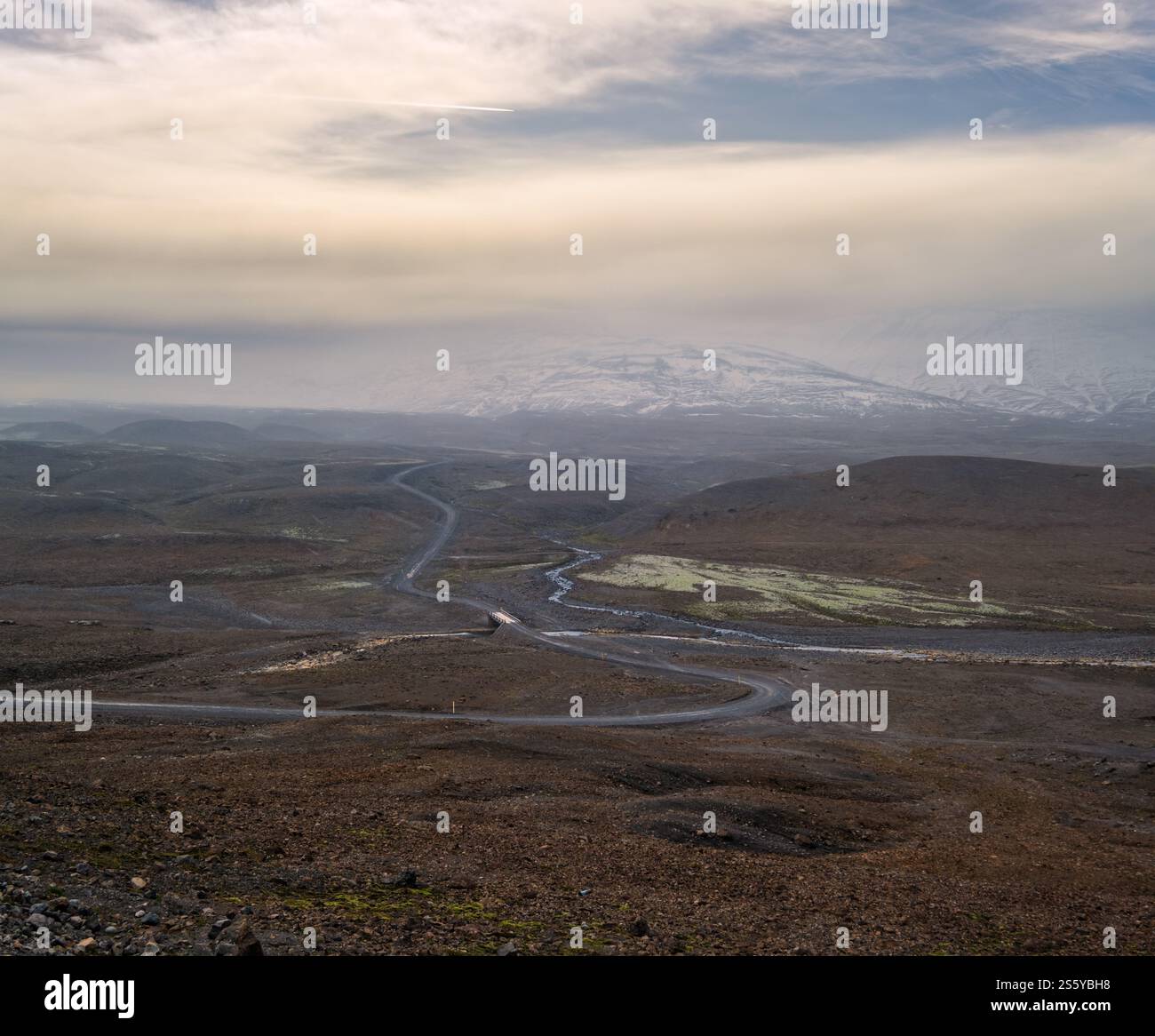 Herbstblick auf die Berge entlang der Kjolur Highland Road F35, Island, Europa. HerbstSchneesturm beginnt. Stockfoto