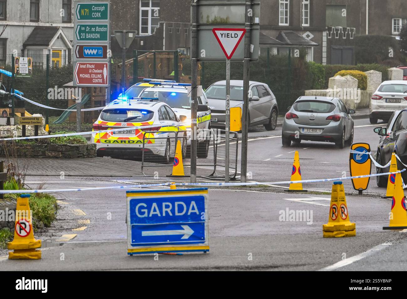 Clonakilty, West Cork, Irland. Januar 2025. Ein Mann in seinen 60ern ist bei einem Straßenverkehrsunfall in Clonakilty über Nacht gestorben. Die Kollision ereignete sich heute Morgen gegen 12:15 Uhr am Kreisverkehr Faxbridge auf der N71. Die Straße ist derzeit gesperrt, und es gibt Umleitungen. Quelle: AG News/Alamy Live News Stockfoto