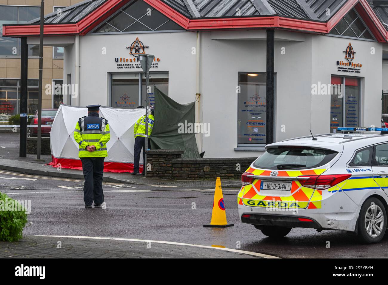 Clonakilty, West Cork, Irland. Januar 2025. Ein Mann in seinen 60ern ist bei einem Straßenverkehrsunfall in Clonakilty über Nacht gestorben. Die Kollision ereignete sich heute Morgen gegen 12:15 Uhr am Kreisverkehr Faxbridge auf der N71. Die Straße ist derzeit gesperrt, und es gibt Umleitungen. Quelle: AG News/Alamy Live News Stockfoto