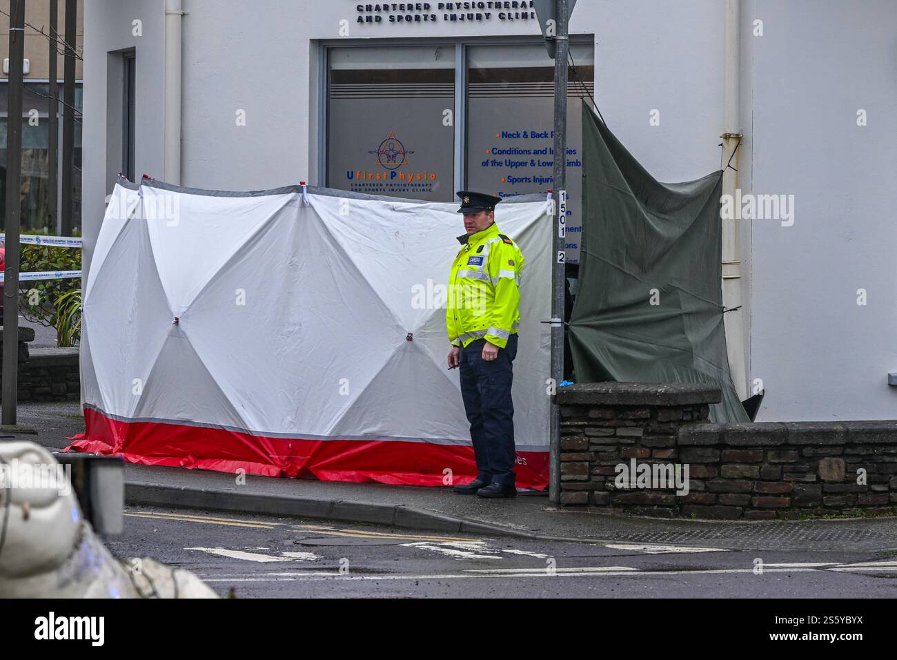 Clonakilty, West Cork, Irland. Januar 2025. Ein Mann in seinen 60ern ist bei einem Straßenverkehrsunfall in Clonakilty über Nacht gestorben. Die Kollision ereignete sich heute Morgen gegen 12:15 Uhr am Kreisverkehr Faxbridge auf der N71. Die Straße ist derzeit gesperrt, und es gibt Umleitungen. Quelle: AG News/Alamy Live News Stockfoto