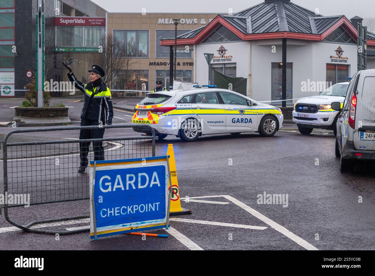 Clonakilty, West Cork, Irland. Januar 2025. Ein Mann in seinen 60ern ist bei einem Straßenverkehrsunfall in Clonakilty über Nacht gestorben. Die Kollision ereignete sich heute Morgen gegen 12:15 Uhr am Kreisverkehr Faxbridge auf der N71. Die Straße ist derzeit gesperrt, und es gibt Umleitungen. Quelle: AG News/Alamy Live News Stockfoto