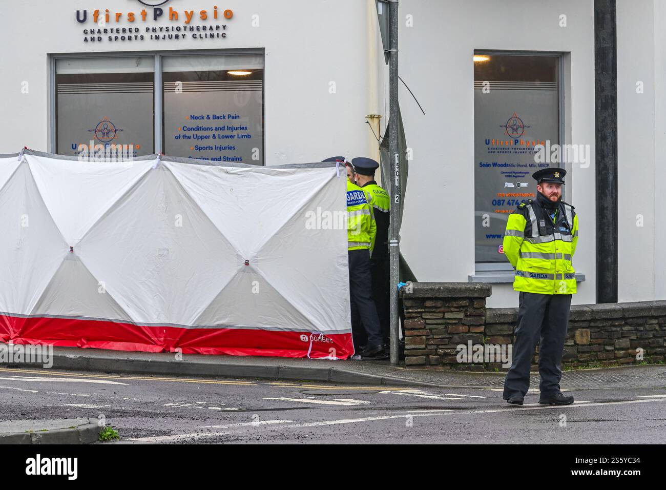 Clonakilty, West Cork, Irland. Januar 2025. Ein Mann in seinen 60ern ist bei einem Straßenverkehrsunfall in Clonakilty über Nacht gestorben. Die Kollision ereignete sich heute Morgen gegen 12:15 Uhr am Kreisverkehr Faxbridge auf der N71. Die Straße ist derzeit gesperrt, und es gibt Umleitungen. Quelle: AG News/Alamy Live News Stockfoto
