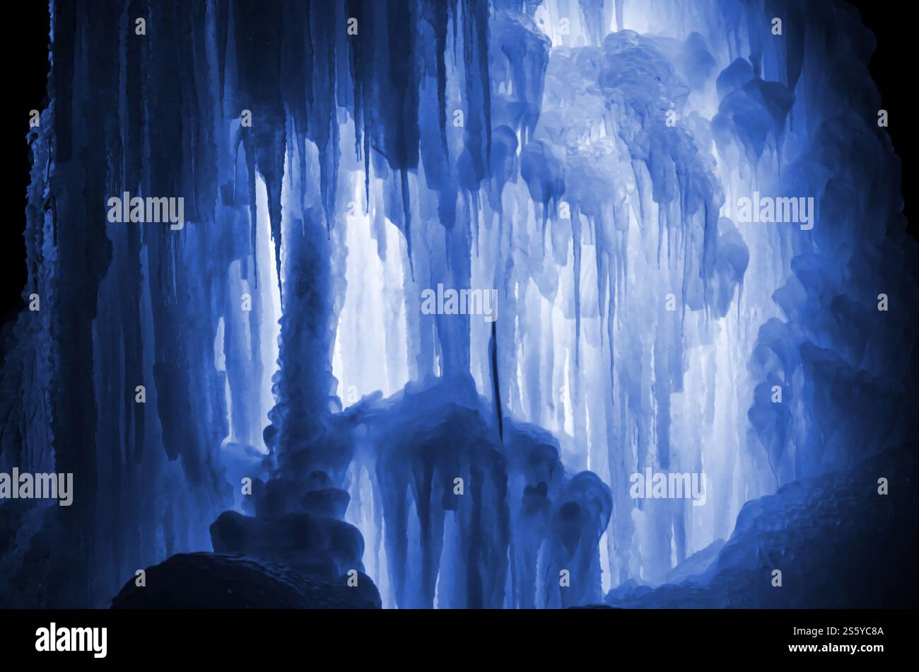 Riesige Eiswürfel. Große Blöcke eisgefrorenen Wassers. Blauer Eishintergrund. Gefrorener Wasserfall. Phantom Classic Blau. Riesige Eiswürfel. Groß Stockfoto