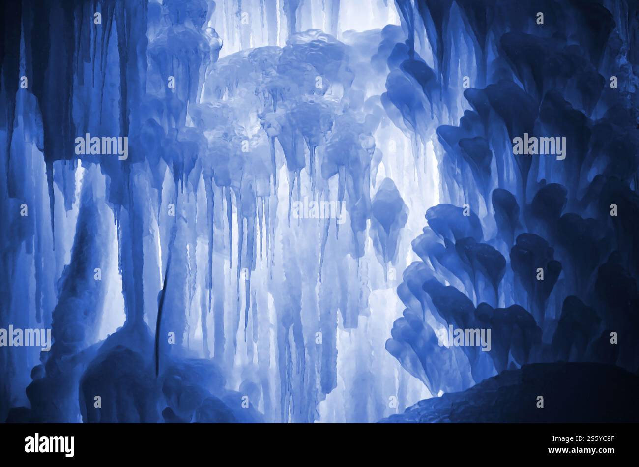 Riesige Eiswürfel. Große Blöcke eisgefrorenen Wassers. Blauer Eishintergrund. Gefrorener Wasserfall. Phantom Classic Blau. Riesige Eiswürfel. Groß Stockfoto
