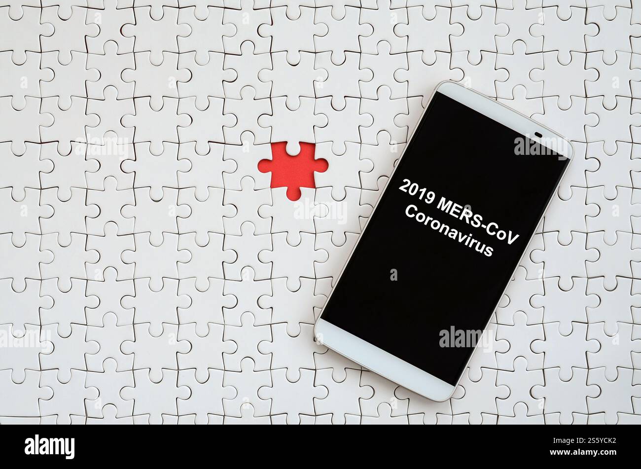 MERS-CoV neuartiges Corona-Virus-Konzept mit Smartphone. Das Middle East Respiratory Syndrome. Chinesische gefährliche Infektion. MERS-CoV neuartiges Corona-Virus Stockfoto