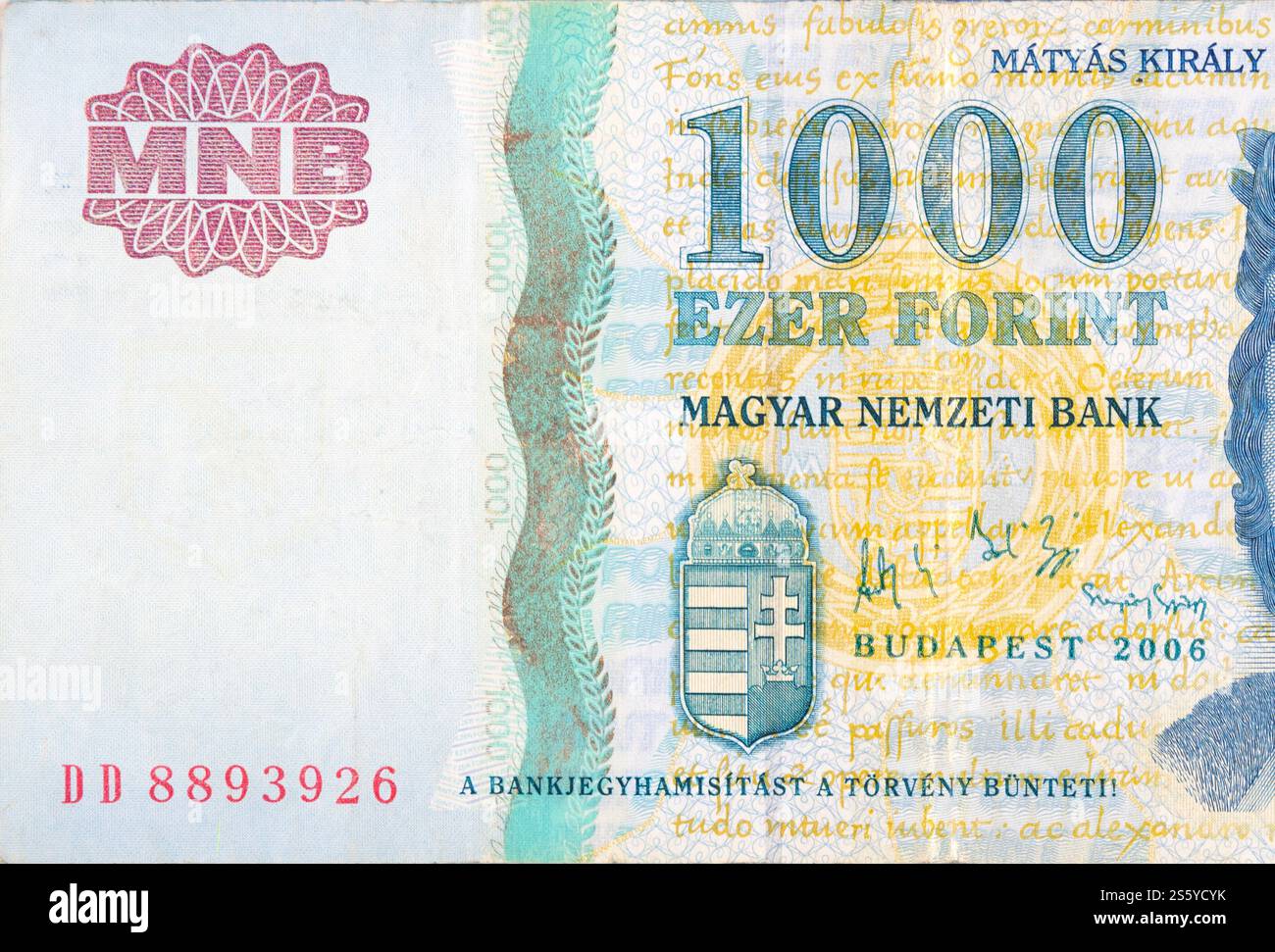 Teil des blauen Ungarn 1000 Forint 2006 Banknotenfragment Nahaufnahme. Teil des blauen Ungarischen 1000 Forint 2006 Banknotenfragments Stockfoto