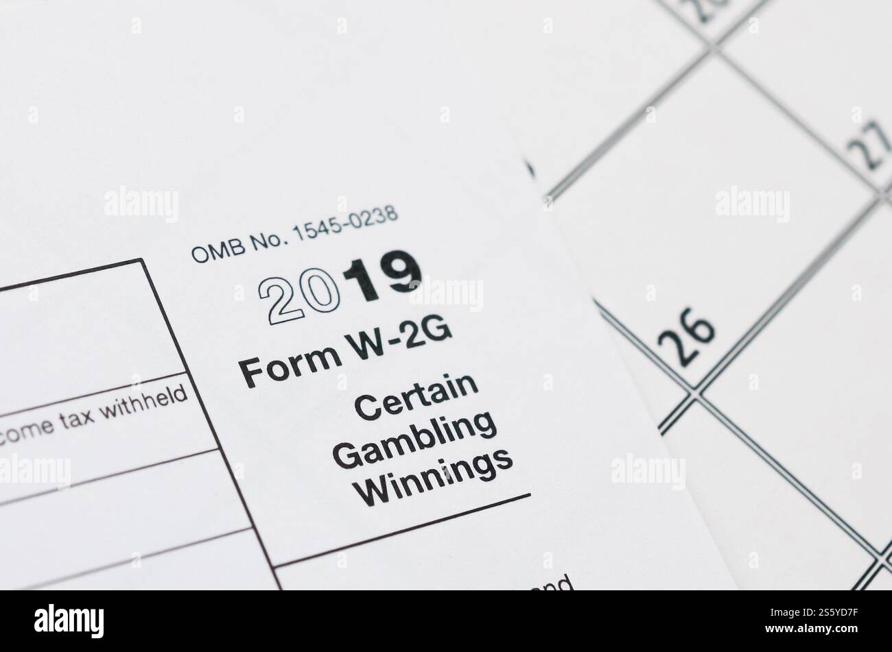 IRS-Formular leer befindet sich auf einer leeren Kalenderseite. Steuerperiodenkonzept. Kopierbereich für Text. IRS-Formular W-2G bestimmte Glücksspiel-Gewinnspiele liegen leer Stockfoto