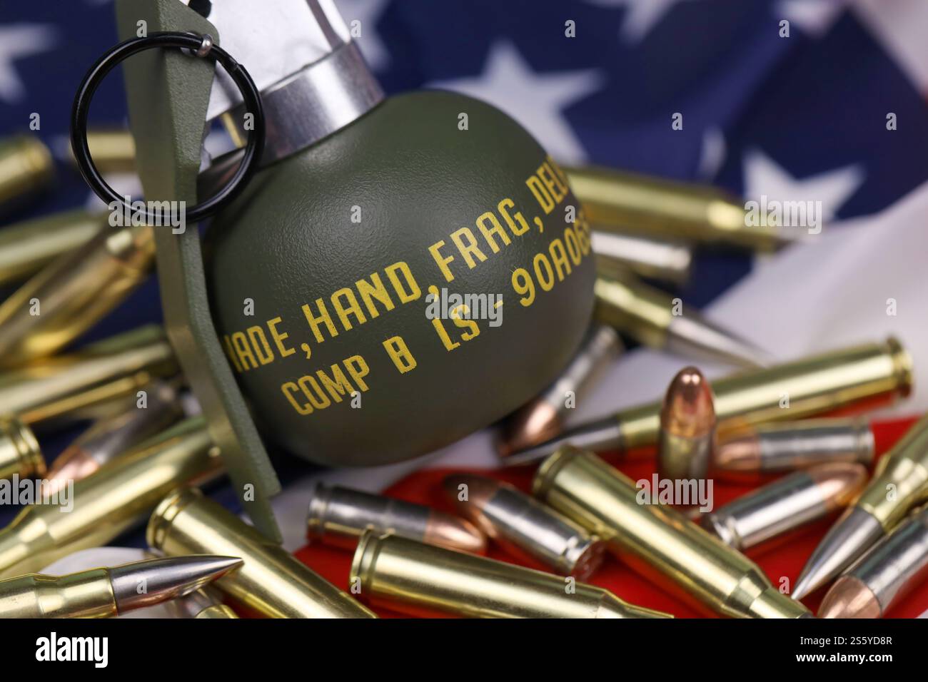 M67 Fraggranate und viele gelbe Kugeln und Patronen auf US-Flagge. Konzept des Waffenhandels auf US-Territorium oder Sondereinsätzen. M67 Stockfoto