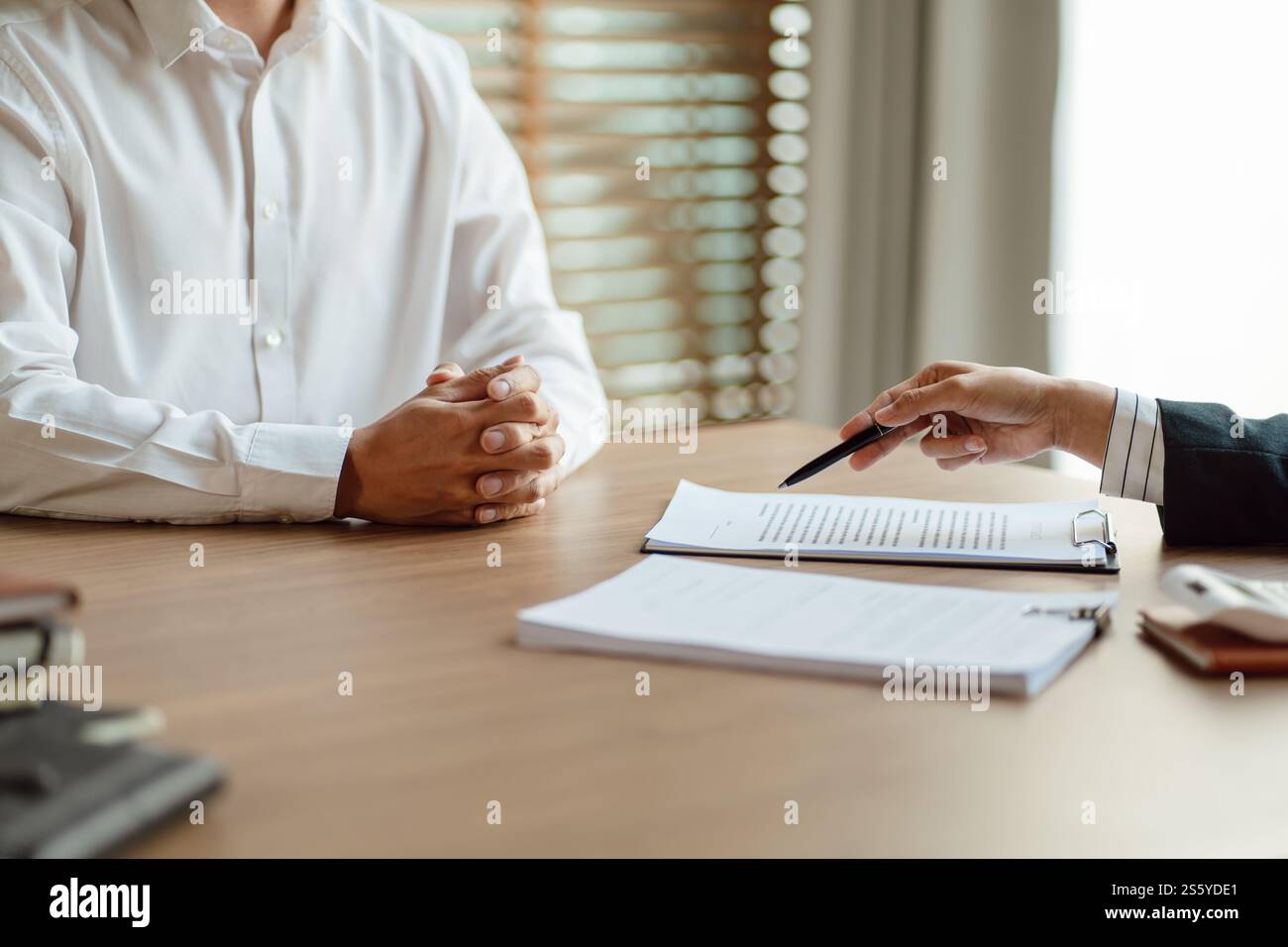 Geschäftsleute unterzeichnen Vertrag mit Lebensversicherung Agent Konzept für Berater Krankenversicherung Sparplan Stockfoto