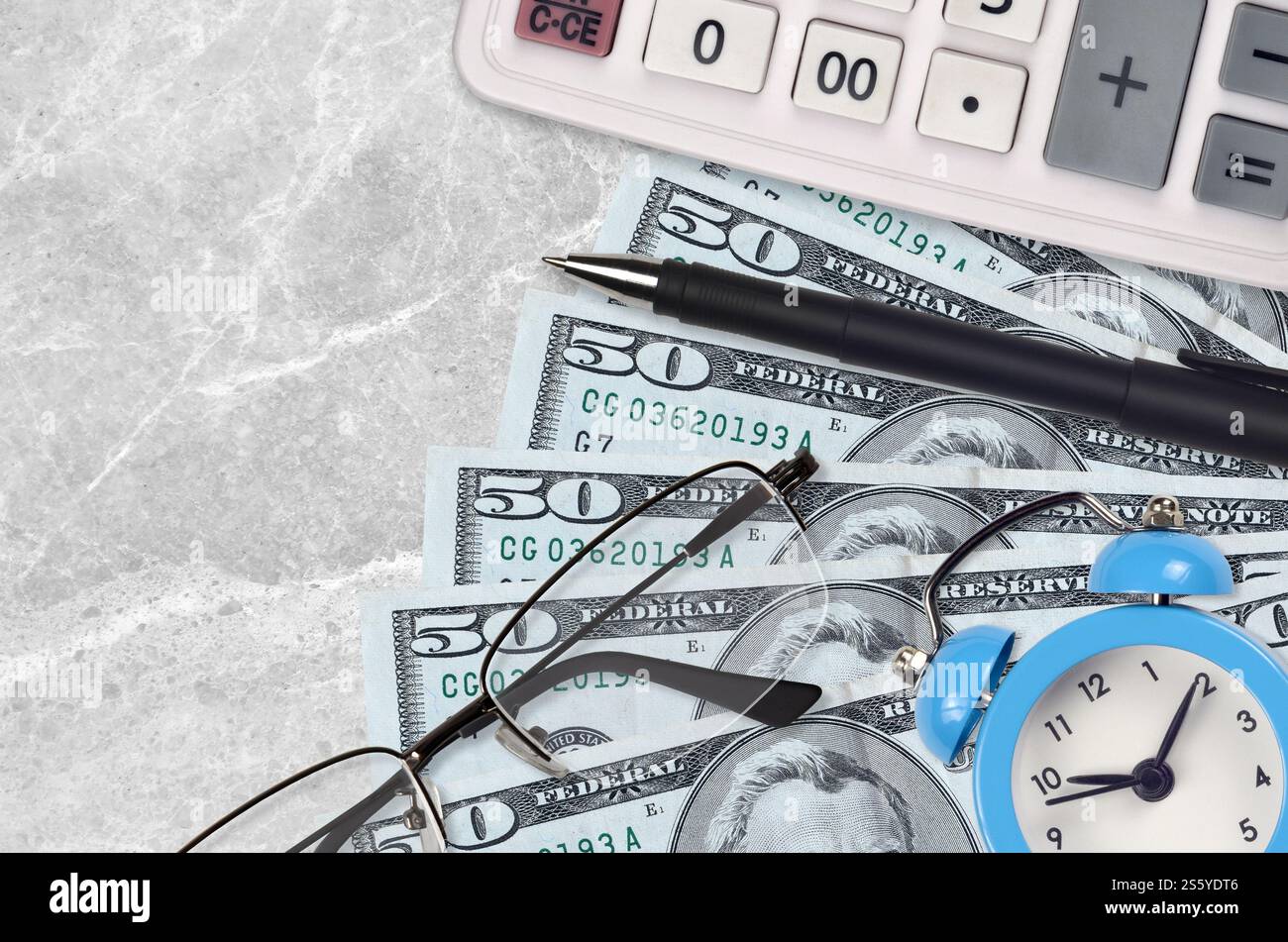 50 US-Dollar-Scheine und Taschenrechner mit Brille und Stift. Geschäftsdarlehen oder Steuerzahlung Saisonkonzept. Finanzplanung und Zeit für die Zahlung von Steuern. 50 US Stockfoto