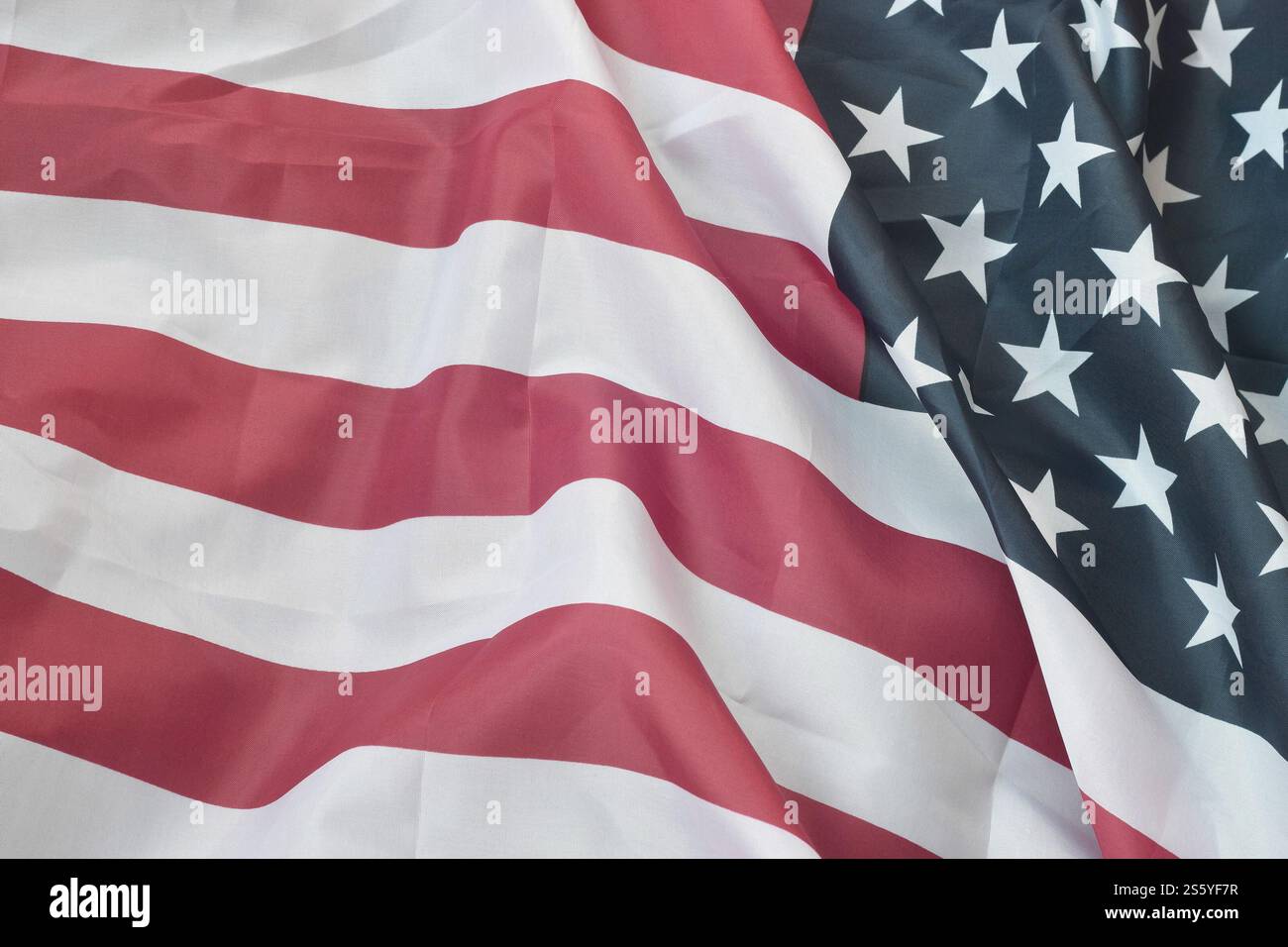 Die Vereinigten Staaten von Amerika schwenken Flagge mit vielen Falten. Patriotischer Hintergrund für das Design des Unabhängigkeitstages der USA. Die Vereinigten Staaten von Amerika schwenken mit der Flagge Stockfoto