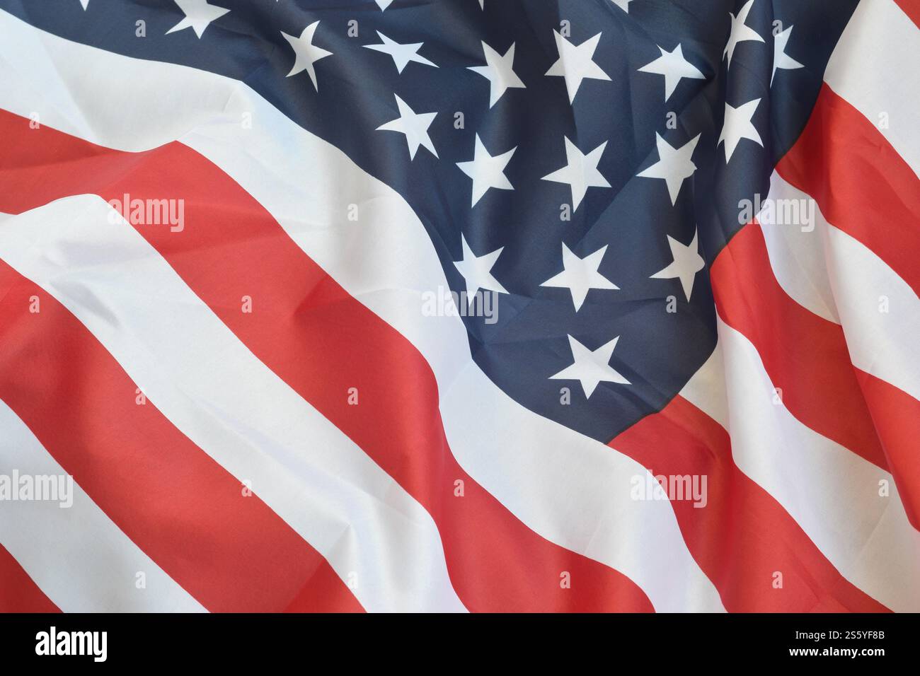 Die Vereinigten Staaten von Amerika schwenken Flagge mit vielen Falten. Patriotischer Hintergrund für das amerikanische Feiertagsdesign. Die Vereinigten Staaten von Amerika schwenken mit der Flagge Stockfoto