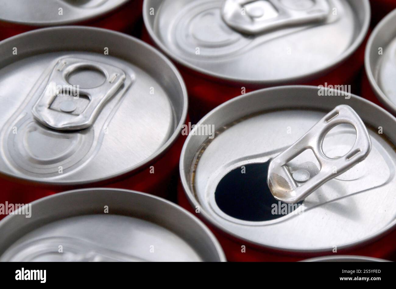 Viele Alu-Soda-Getränkedosen schließen sich. Werbung für Soda- oder Blechdosen-Massenproduktion. Viele Getränkedosen aus Aluminium. Werbung für Stockfoto