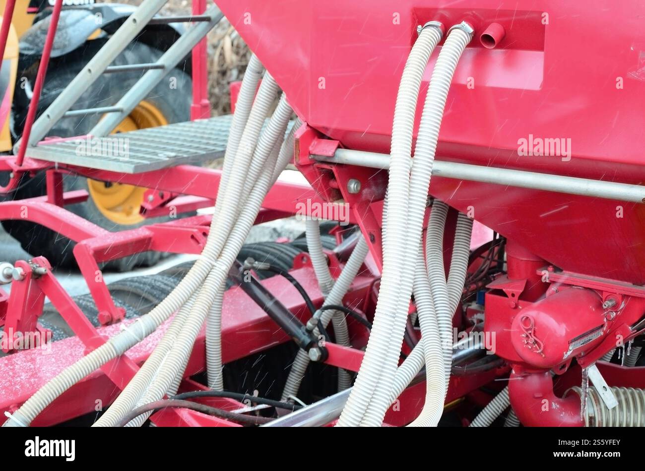 Federn und Rohre sind in einer Reihe angeordnet. Eine Reihe Sämaschine. Schwere Geräte auf der Landwirtschaftsausstellung aus nächster Nähe. Federn und Rohre sind in A angeordnet Stockfoto