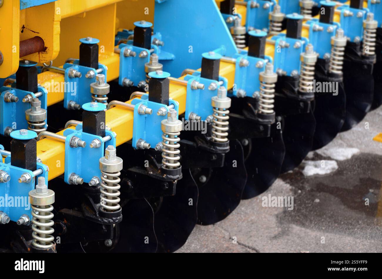 Federsystem der landwirtschaftlichen Sämaschine Nahaufnahme. Federsystem der landwirtschaftlichen Sämaschine im Außenbereich Stockfoto