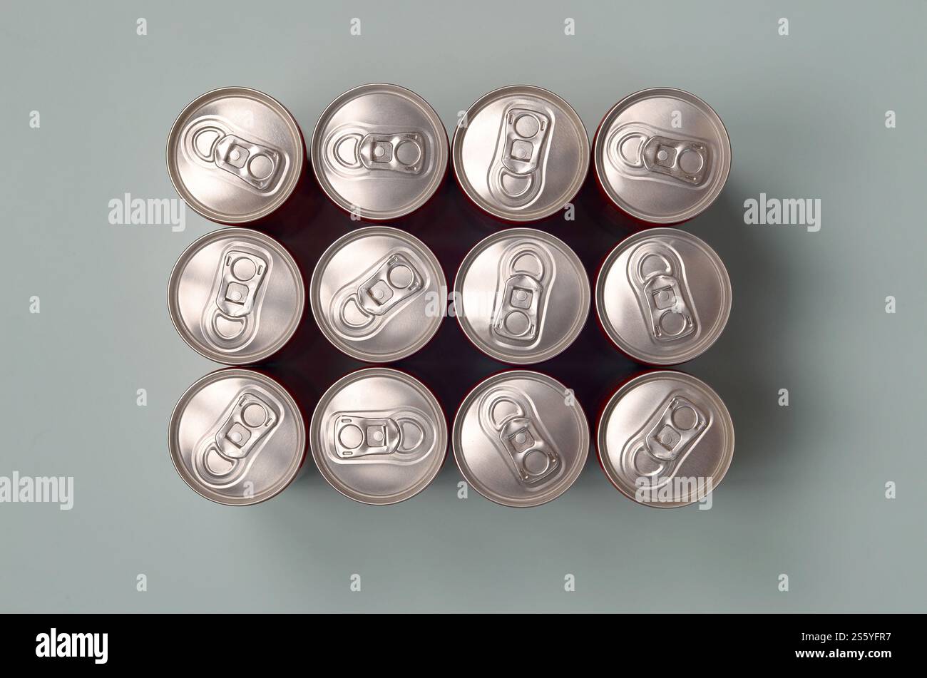 Viele neue Aluminiumdosen mit alkoholfreien Limonaden, Limonade Cola, Bier oder Energy Drink. Konzept der Getränkeherstellung und Massenproduktion. Viele Stockfoto