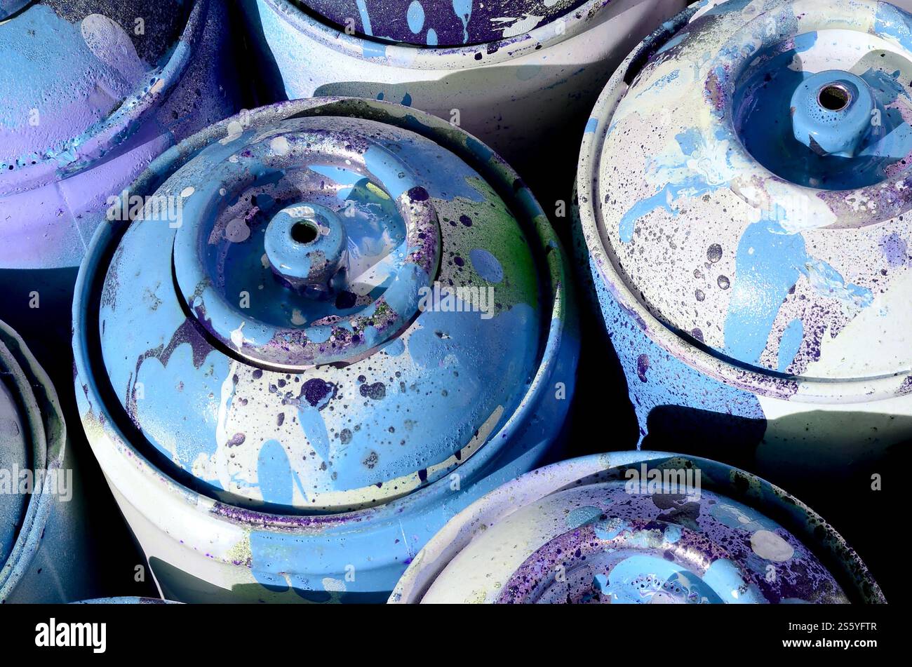 Viele der verwendeten blauen Metalltanks mit Farbe für Zeichnung Graffiti Stockfoto