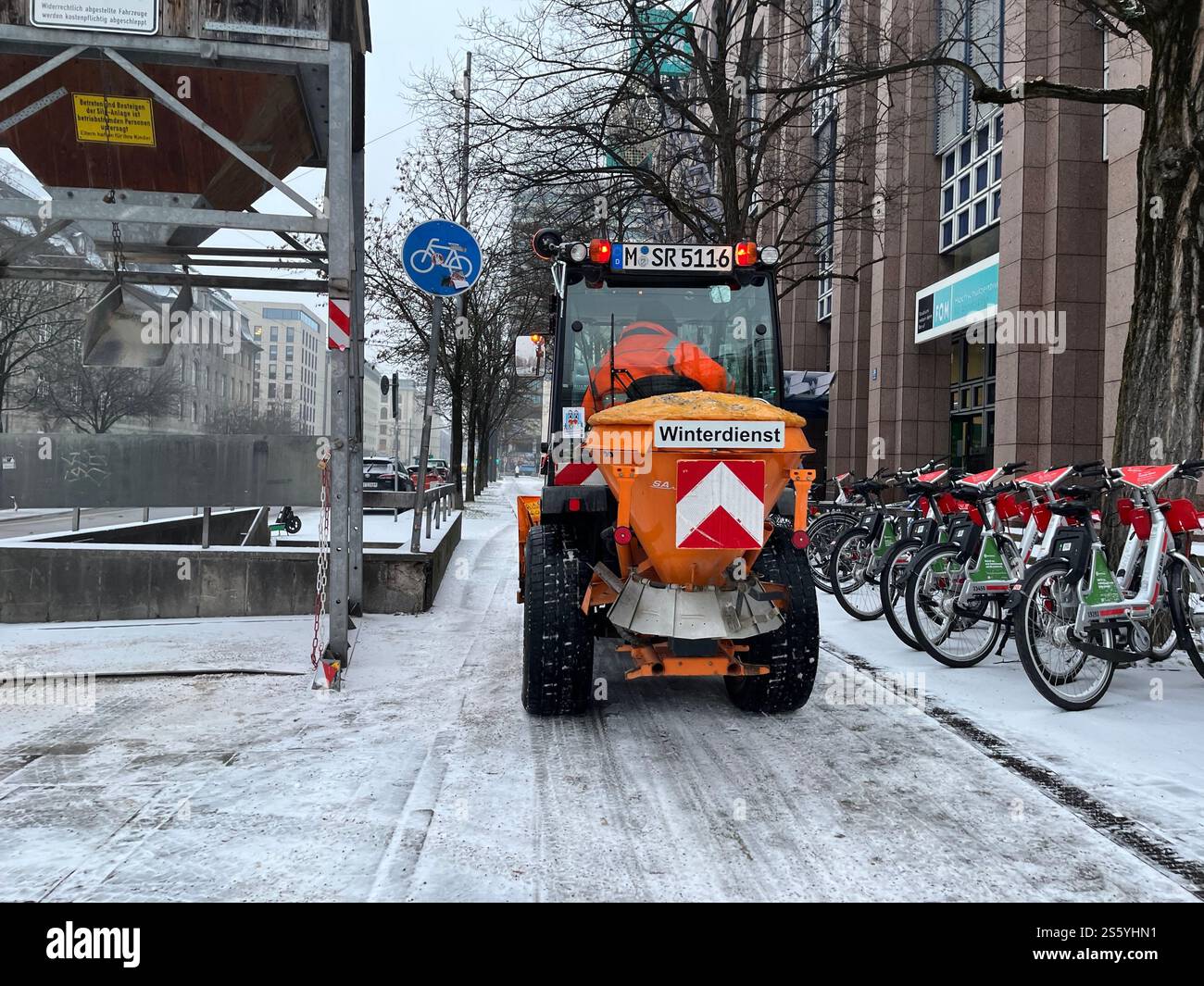 München, Deutschland. Januar 2025. Heute Morgen ist ein Schneeräumungsfahrzeug auf einem Radweg in der Arnulfstraße in München im Einsatz. Schnee und vereiste Straßen haben in Bayern zu vielen Unfällen geführt. Quelle: Frederick Mersi/dpa/Alamy Live News Stockfoto