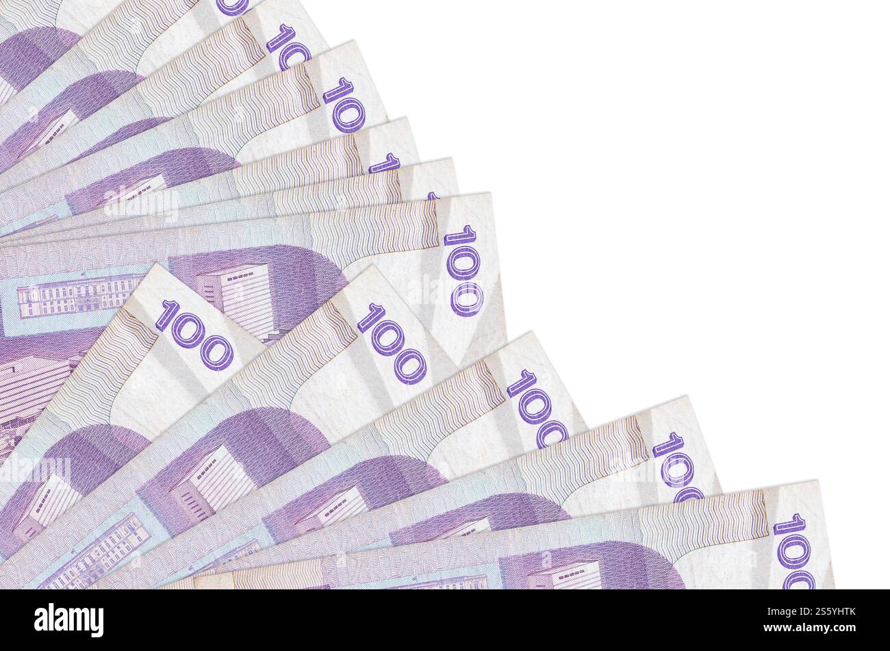 100 philippinische Piso-Scheine liegen isoliert auf weißem Hintergrund mit Kopierraum in Fächernähe gestapelt. Zahlungszeitkonzept oder Finanzoperationen. 100 Stockfoto