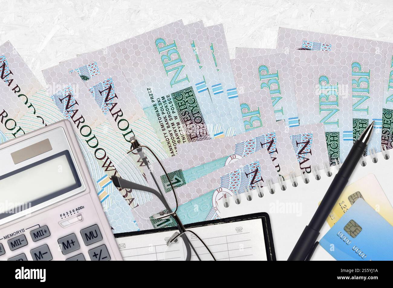 10 polnische Zloty-Scheine und Taschenrechner mit Brille und Stift. Steuerzahlungssaisonkonzept oder Investitionslösungen. Finanzplanung oder Buchhalter Stockfoto