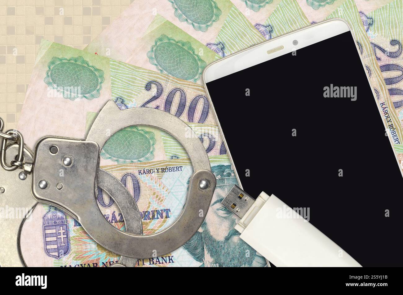 200 ungarische Forint-Rechnungen und Smartphone mit Polizeihandschellen. Konzept von Hackern Phishing-Angriffen, illegalem Betrug oder Online-Spyware Soft Stockfoto
