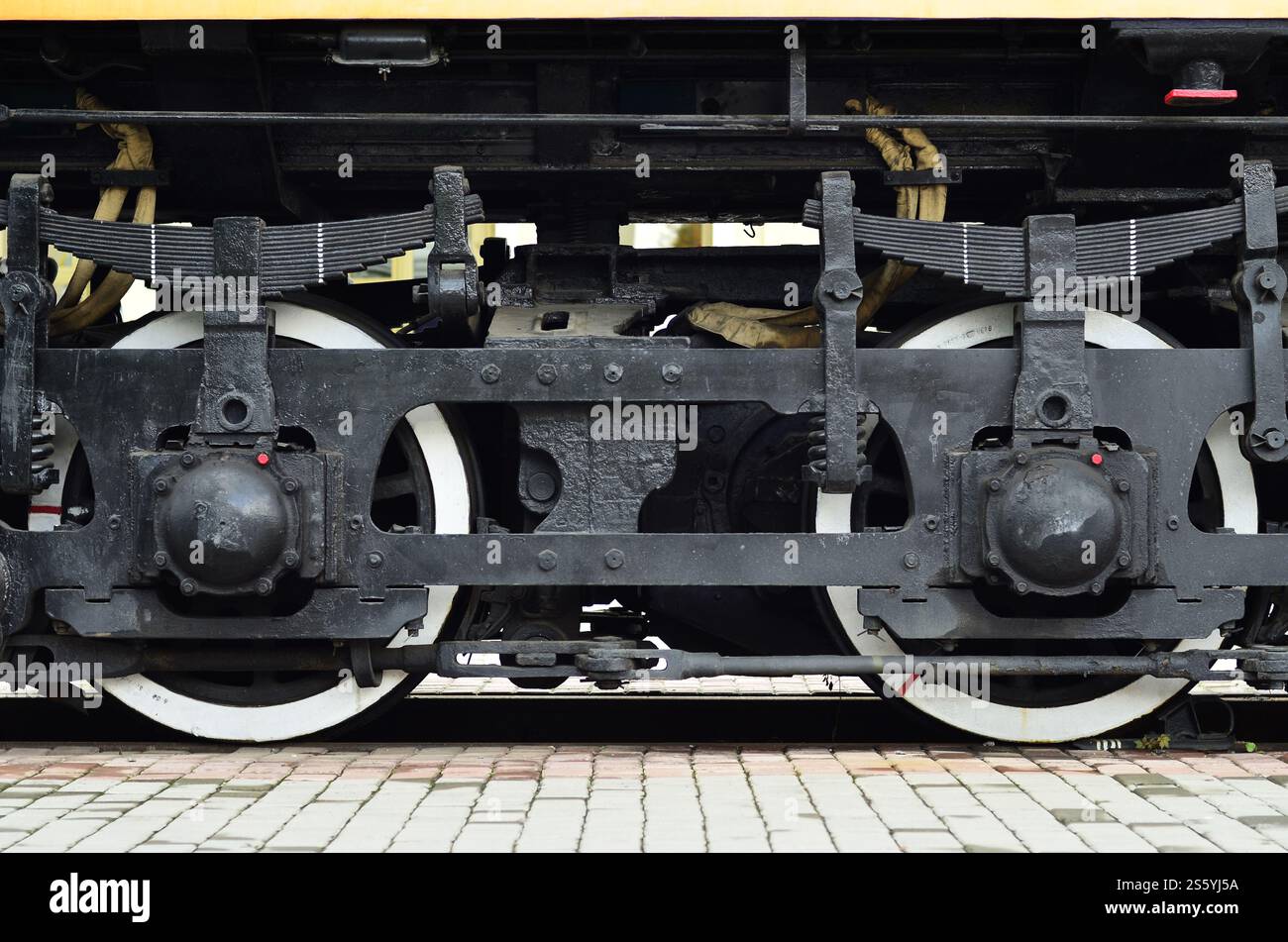 Räder eines russischen moderne Lokomotive, Ansicht von der Seite. Transport Industrie Konzept. Schwere Räder und Mechanismus unter der Elektro Zug Stockfoto