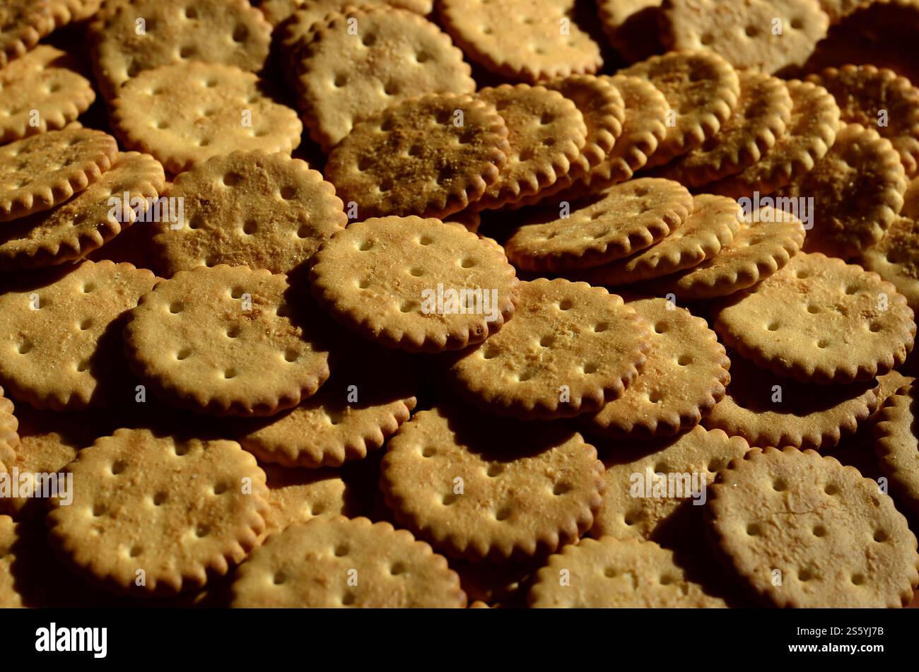 Nahaufnahme der gesalzene Crackers. Hintergrundbild von klassischen salzigen Cracker auf braunem Holz- Tabelle Stockfoto