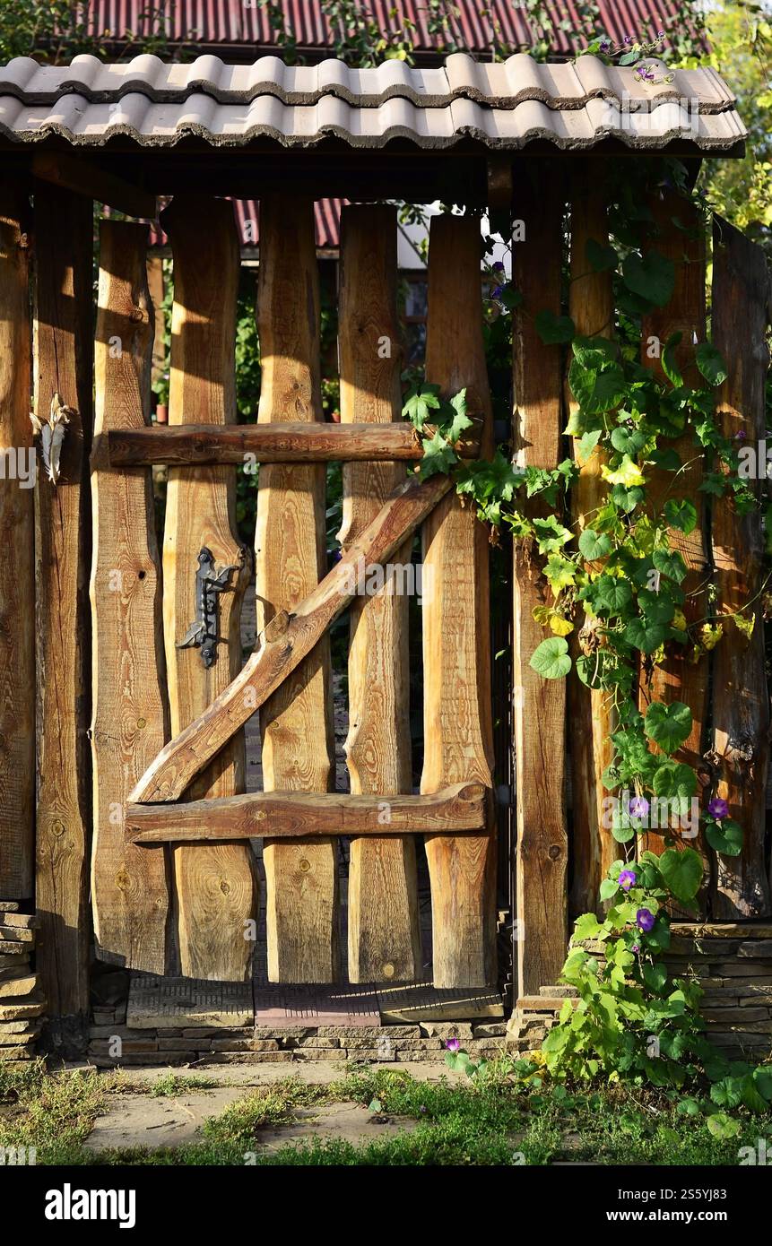 Herbst Holz- alten Zaun mit einem Wicket in Vintage Style Stockfoto