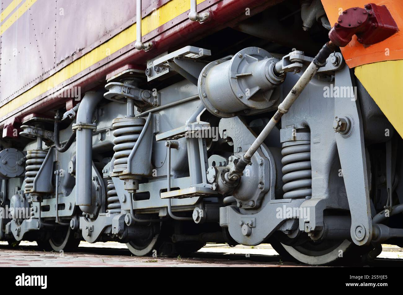 Räder eines russischen moderne Lokomotive, Ansicht von der Seite. Transport Industrie Konzept. Schwere Räder und Mechanismus unter der Elektro Zug Stockfoto