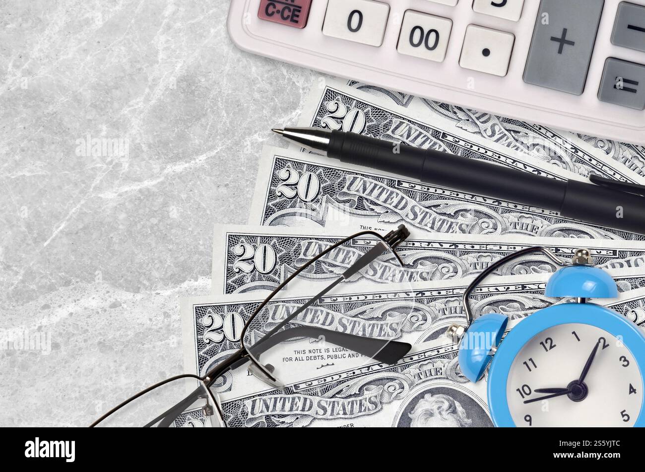 20 US-Dollar-Scheine und Taschenrechner mit Brille und Stift. Geschäftsdarlehen oder Steuerzahlung Saisonkonzept. Finanzplanung und Zeit für die Zahlung von Steuern. 20 US Stockfoto