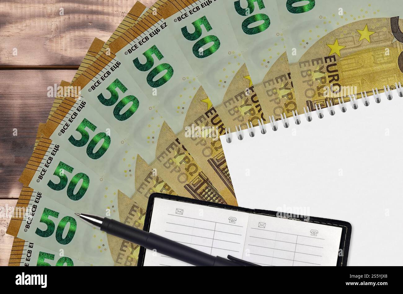 Fächer für 50 Euro-Scheine und Notizblock mit Kontaktbuch und schwarzem Stift. Konzept der Finanzplanung und Geschäftsstrategie. Buchhaltung und Investitionen. 50 Stockfoto