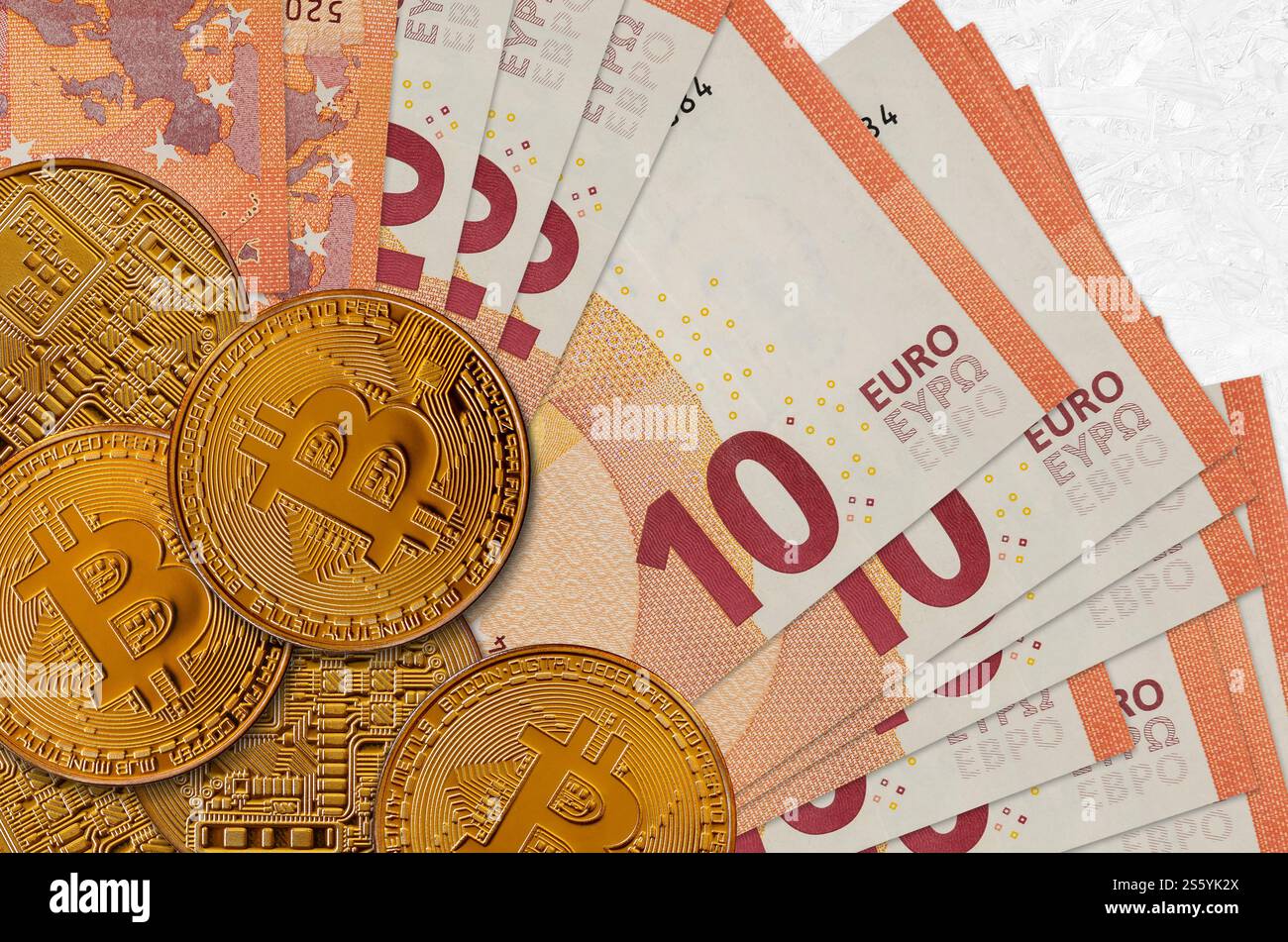 10-Euro-Scheine und goldene Bitcoins. Anlagekonzept für Kryptowährungen. Krypto-Mining oder -Handel. 10-Euro-Scheine und goldene Bitcoins. Stockfoto