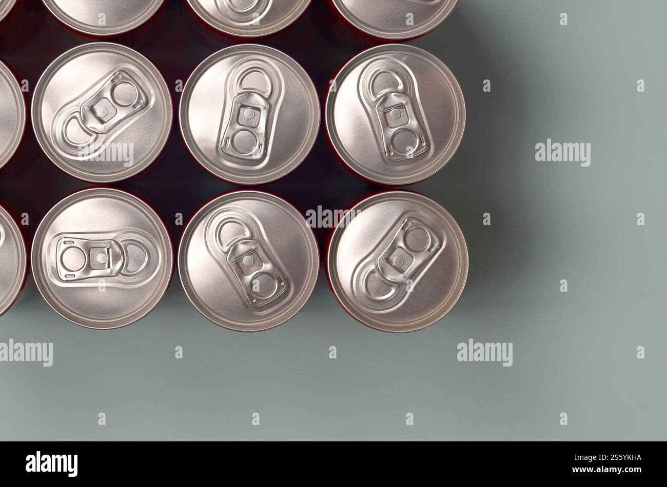 Viele neue Aluminiumdosen mit alkoholfreien Limonaden, Limonade Cola, Bier oder Energy Drink. Konzept der Getränkeherstellung und Massenproduktion. Viele Stockfoto