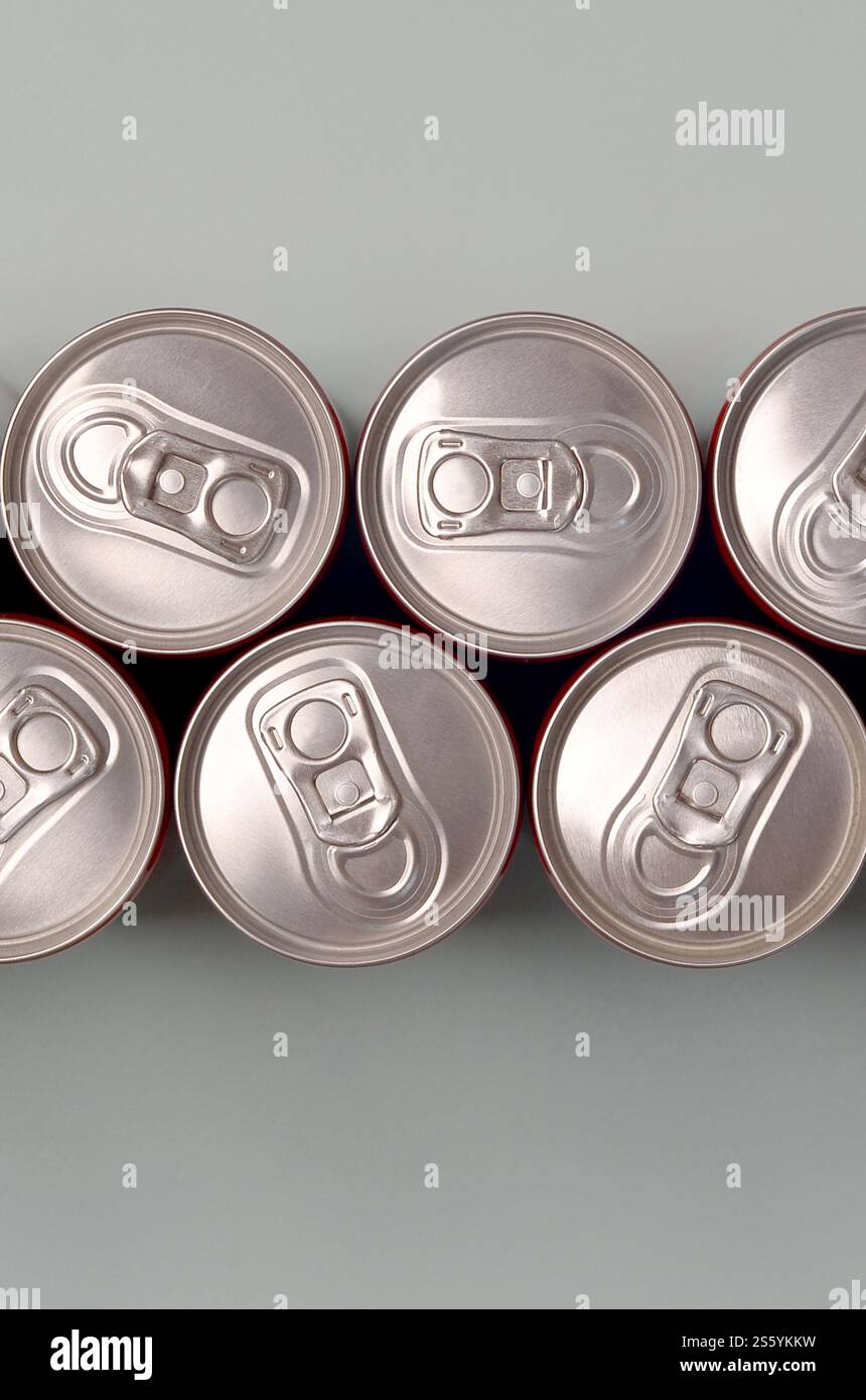 Viele neue Aluminiumdosen mit alkoholfreien Limonaden, Limonade Cola, Bier oder Energy Drink. Konzept der Getränkeherstellung und Massenproduktion. Viele Stockfoto