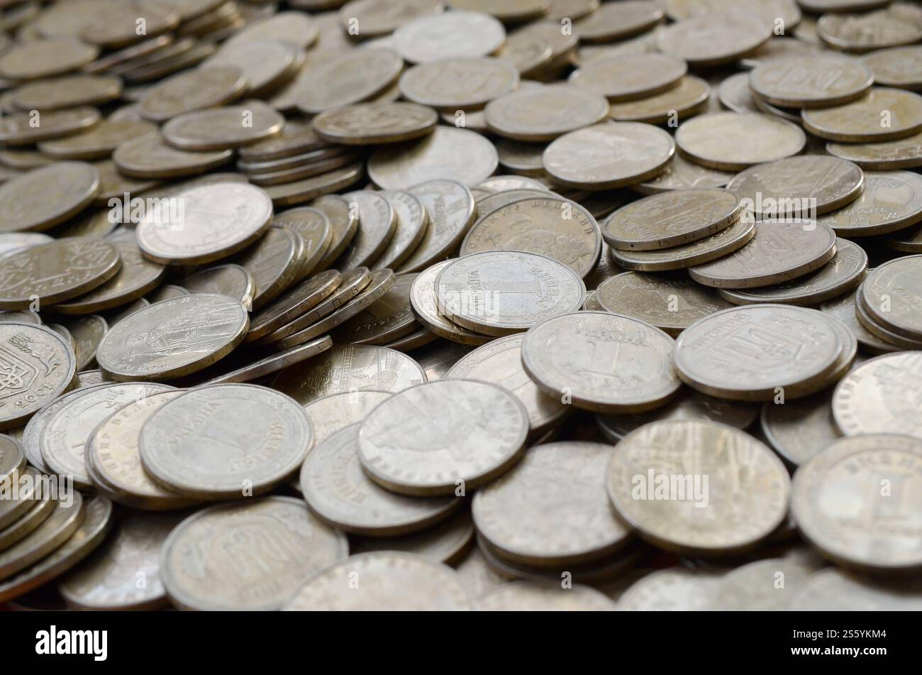 Eine große Menge glänzender ukrainischer alter 1 Griwna-Münzen aus nächster Nähe. Das Konzept des Geschäfts und des reichen Lebens in der Ukraine. Große Menge von glänzenden ukrainischen alten 1 Stockfoto