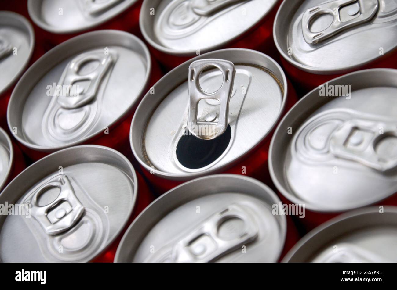 Viele Alu-Soda-Getränkedosen schließen sich. Werbung für Soda- oder Blechdosen-Massenproduktion. Viele Getränkedosen aus Aluminium. Werbung für Stockfoto