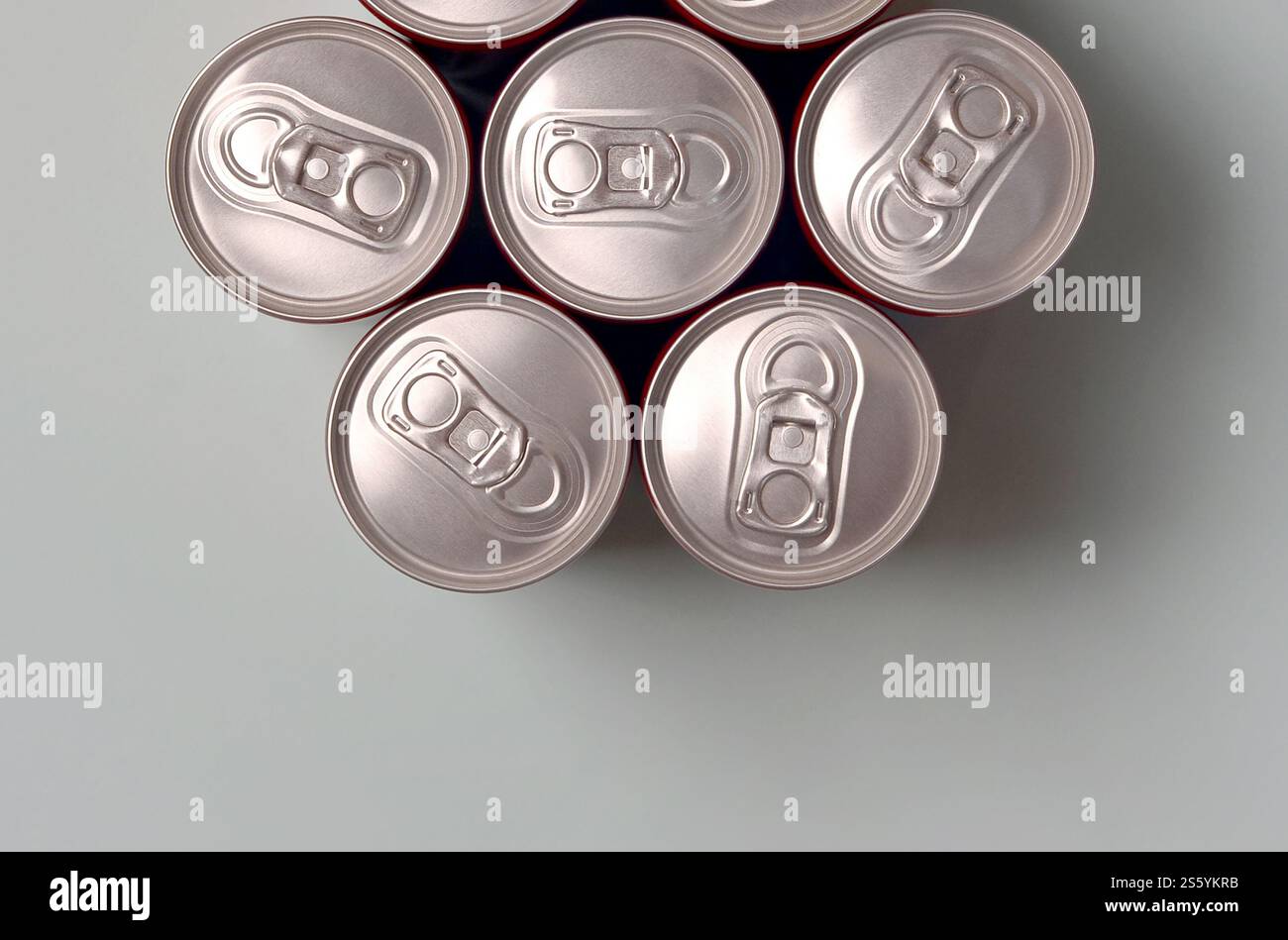 Viele neue Aluminiumdosen mit alkoholfreien Limonaden, Limonade Cola, Bier oder Energy Drink. Konzept der Getränkeherstellung und Massenproduktion. Viele Stockfoto