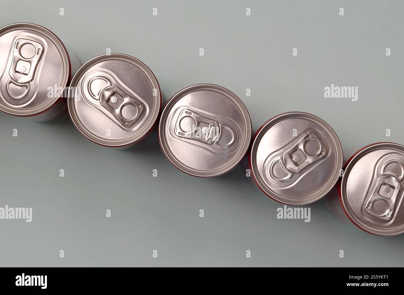 Viele neue Aluminiumdosen mit alkoholfreien Limonaden, Limonade Cola, Bier oder Energy Drink. Konzept der Getränkeherstellung und Massenproduktion. Viele Stockfoto