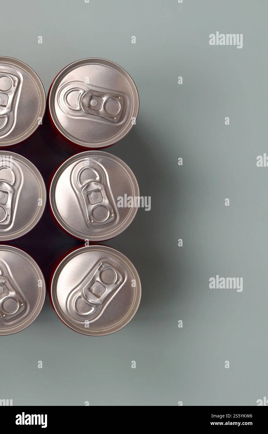 Viele neue Aluminiumdosen mit alkoholfreien Limonaden, Limonade Cola, Bier oder Energy Drink. Konzept der Getränkeherstellung und Massenproduktion. Viele Stockfoto