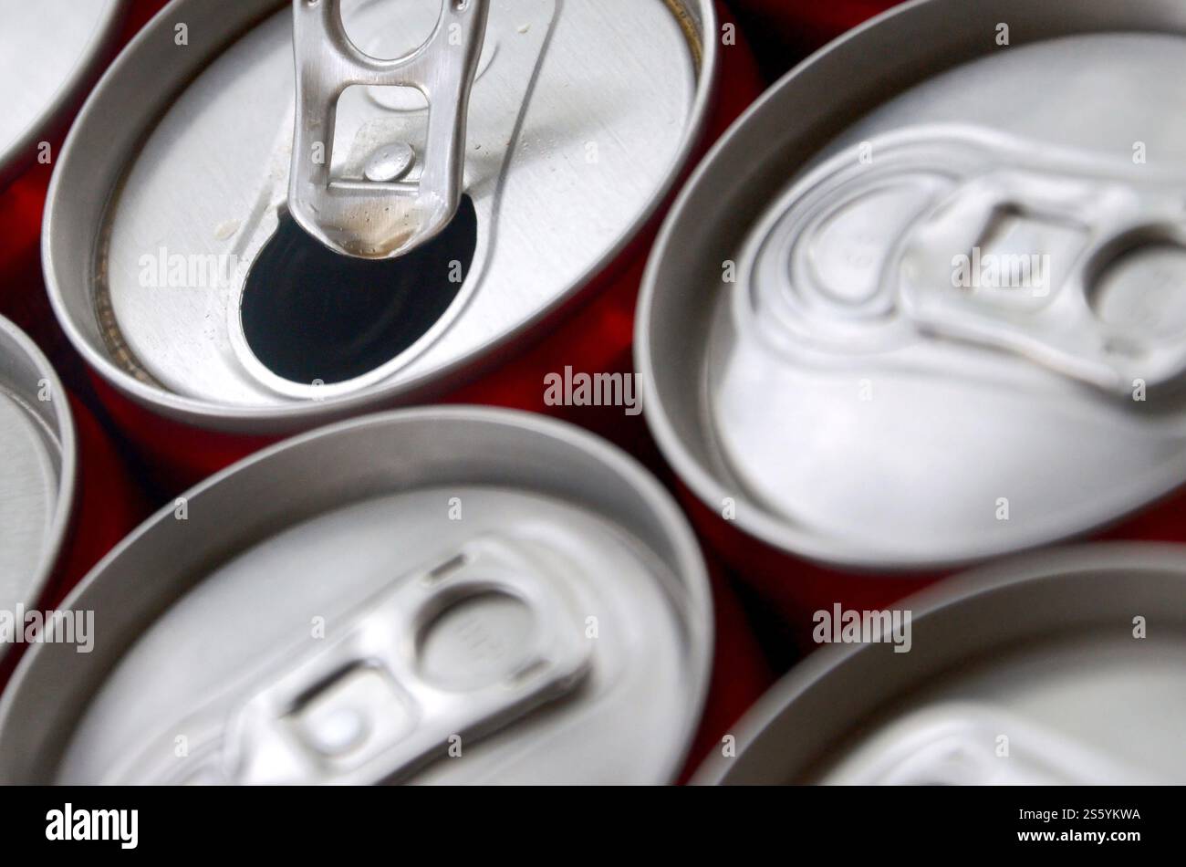 Viele Alu-Soda-Getränkedosen schließen sich. Werbung für Soda- oder Blechdosen-Massenproduktion. Viele Getränkedosen aus Aluminium. Werbung für Stockfoto