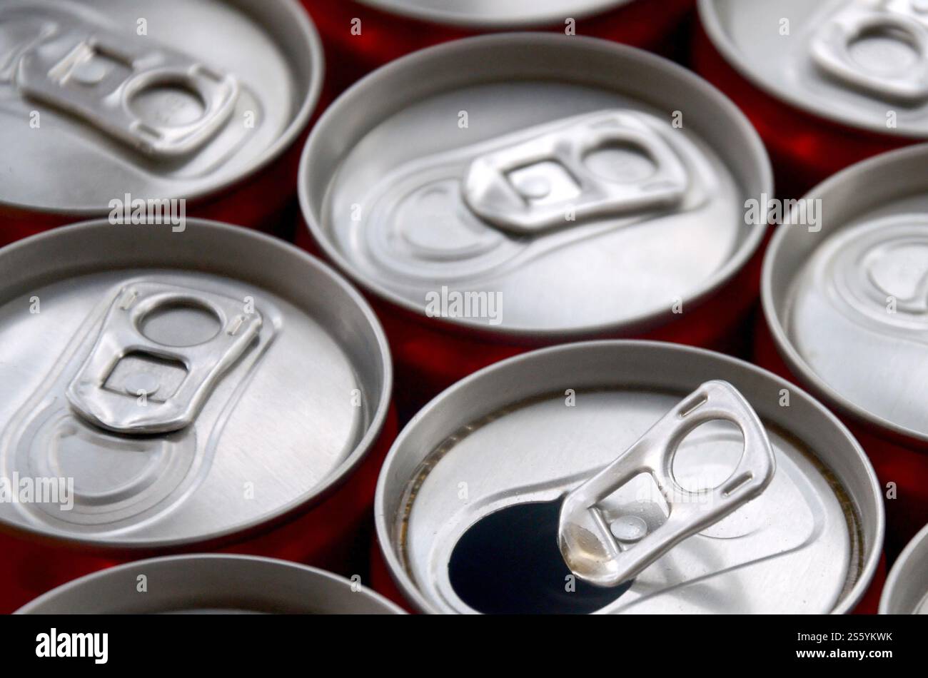 Viele Alu-Soda-Getränkedosen schließen sich. Werbung für Soda- oder Blechdosen-Massenproduktion. Viele Getränkedosen aus Aluminium. Werbung für Stockfoto