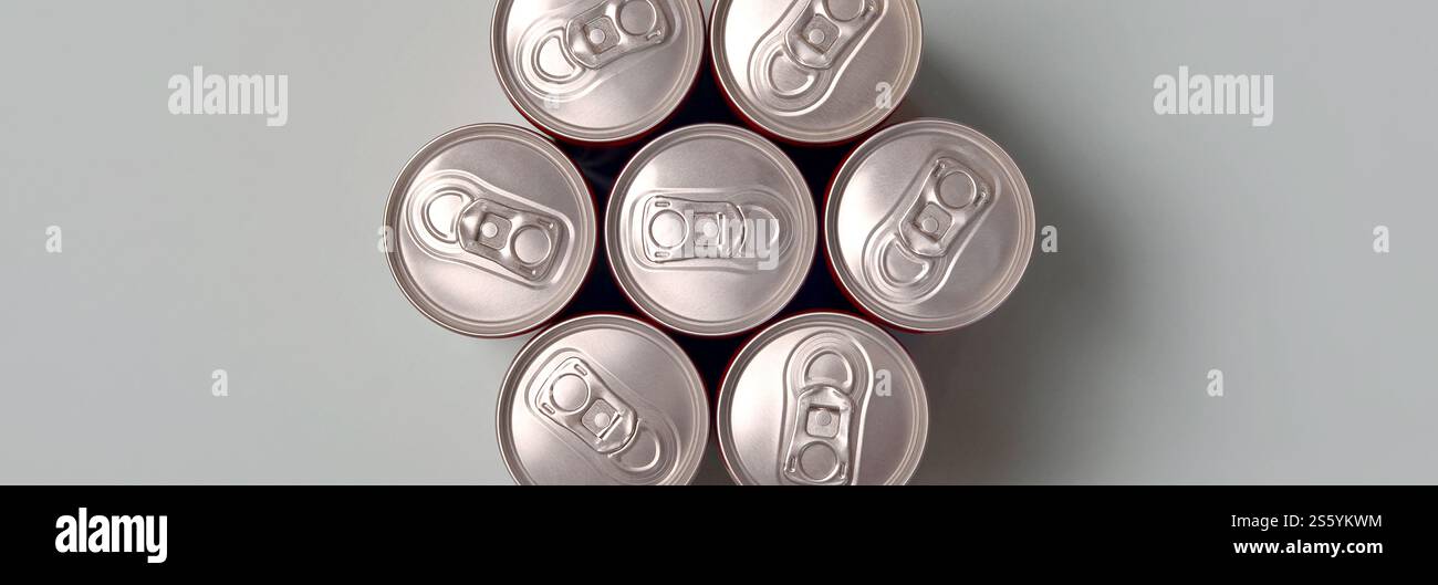 Viele neue Aluminiumdosen mit alkoholfreien Limonaden, Limonade Cola, Bier oder Energy Drink. Konzept der Getränkeherstellung und Massenproduktion. Viele Stockfoto