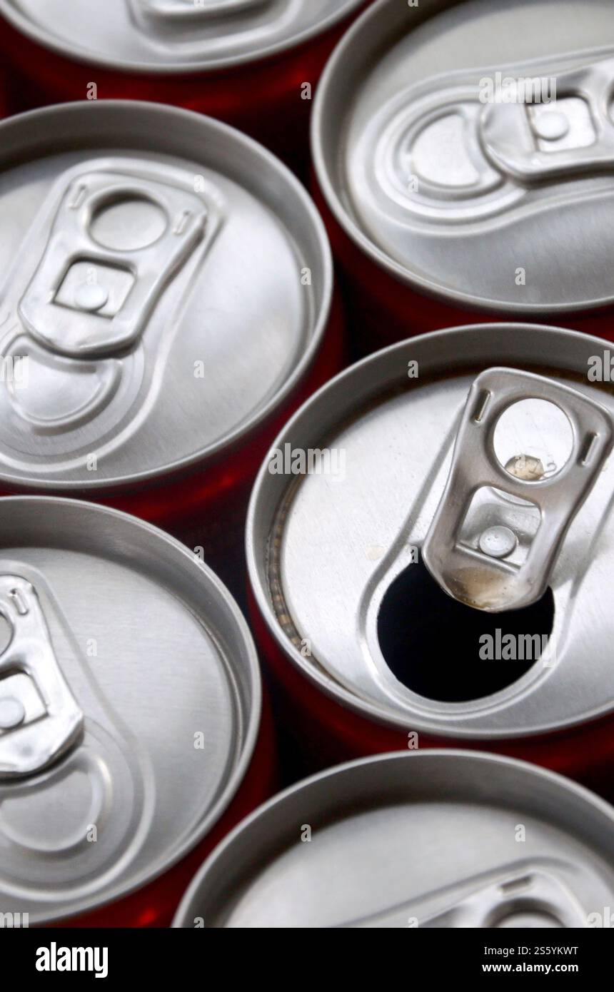 Viele Alu-Soda-Getränkedosen schließen sich. Werbung für Soda- oder Blechdosen-Massenproduktion. Viele Getränkedosen aus Aluminium. Werbung für Stockfoto