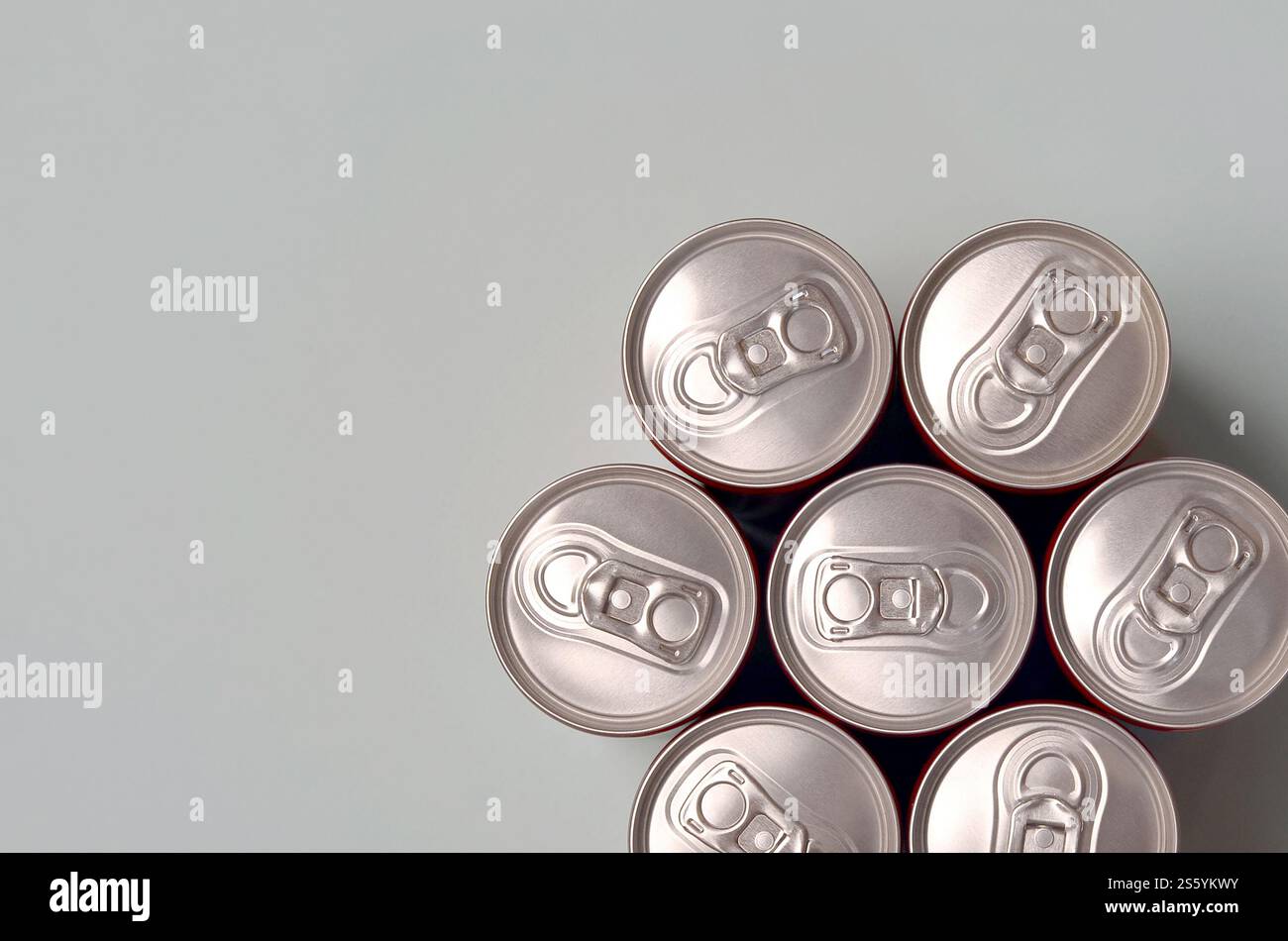 Viele neue Aluminiumdosen mit alkoholfreien Limonaden, Limonade Cola, Bier oder Energy Drink. Konzept der Getränkeherstellung und Massenproduktion. Viele Stockfoto