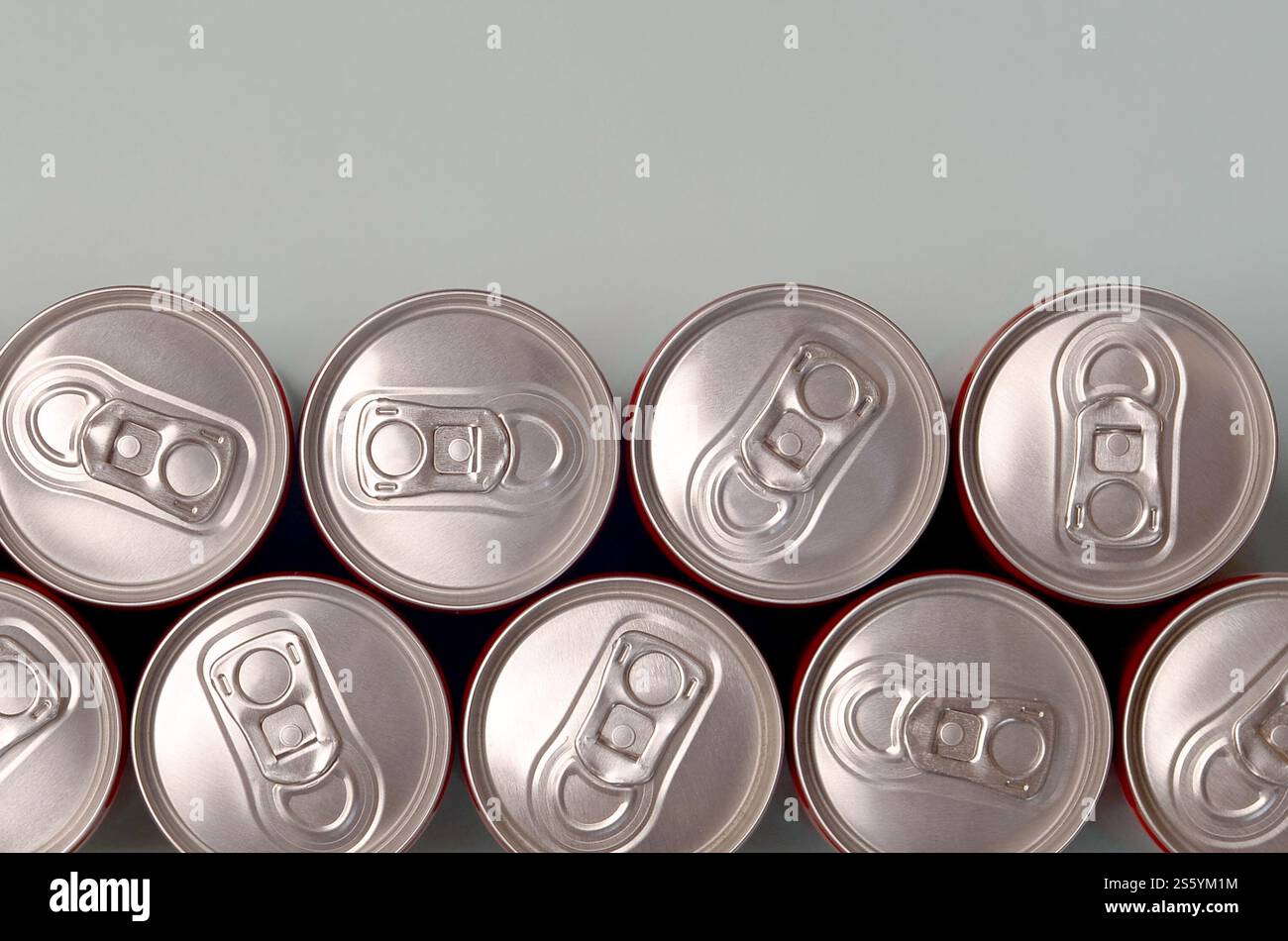 Viele neue Aluminiumdosen mit alkoholfreien Limonaden, Limonade Cola, Bier oder Energy Drink. Konzept der Getränkeherstellung und Massenproduktion. Viele Stockfoto