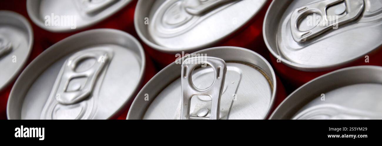 Viele Alu-Soda-Getränkedosen schließen sich. Werbung für Soda- oder Blechdosen-Massenproduktion. Viele Getränkedosen aus Aluminium. Werbung für Stockfoto