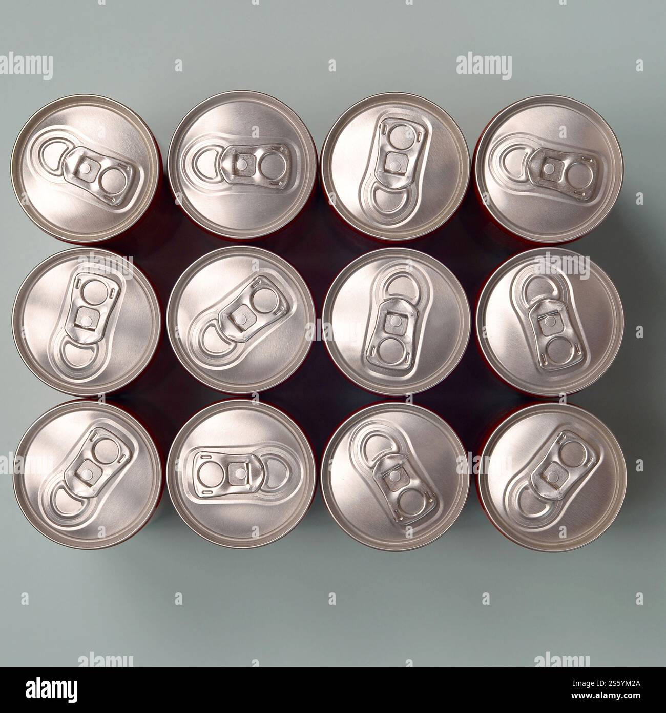Viele neue Aluminiumdosen mit alkoholfreien Limonaden, Limonade Cola, Bier oder Energy Drink. Konzept der Getränkeherstellung und Massenproduktion. Viele Stockfoto