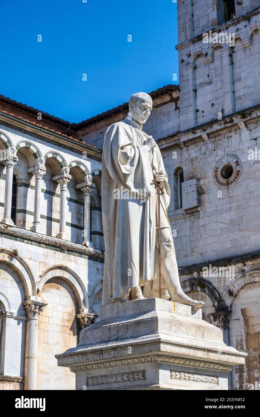 Statue von Francesco Burlamacchi vor der Chiesa di San Michele in Foro auf der Piazza San Michele in Lucca, Provinz Lucca, Toskana, Italien Stockfoto